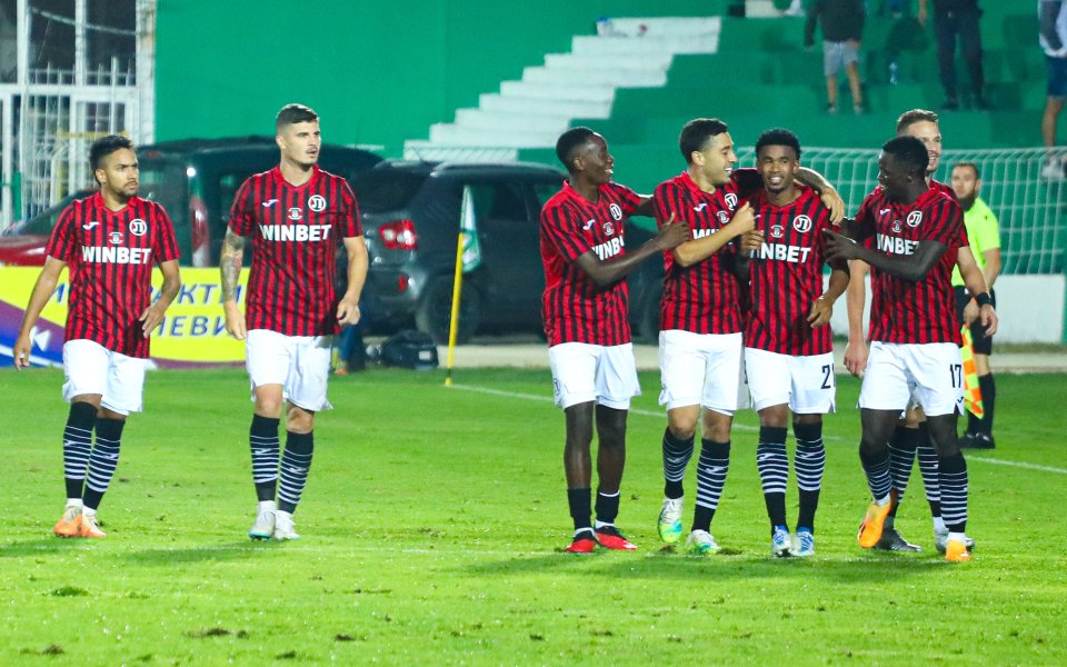 Черно море и Локомотив Пловдив играят при резултат 1:2 в битка за