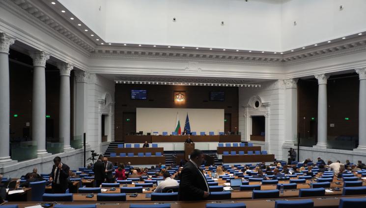 парламент Народно събрание депутати - ПЪРВИ ОПИТ ЗА СВАЛЯНЕ НА ПРАВИТЕЛСТВОТО: Депутатите гласуват вот на недоверие на кабинета „Денков – Габриел”.