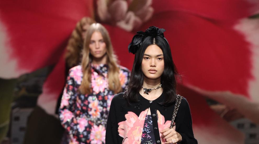 Chanel след Лагерфелд: Джапанки, тениски и ефирни рокли (СНИМКИ)