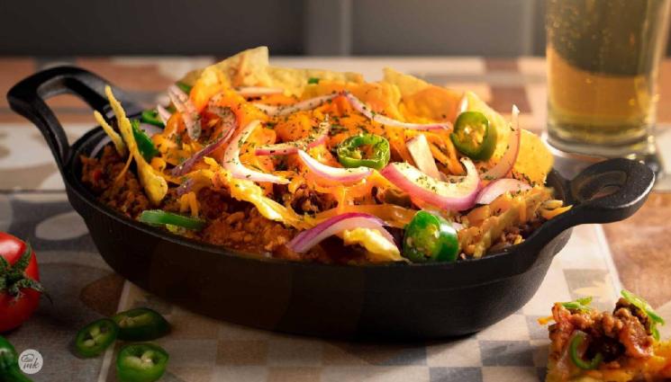 рецепти - Гответе с matekitchen.com: Свинско печено с плънка от ябълки, апетитно чили кон карне с начос или сочно пилешко с булгур и зеленчуци (ВИДЕО)