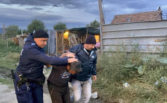 След нападението над полицай: Спецакция в Казанлък, има задържани (СНИМКИ)