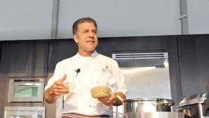 Главният готвач Майкъл Киарело известен със своите вдъхновени от Италия