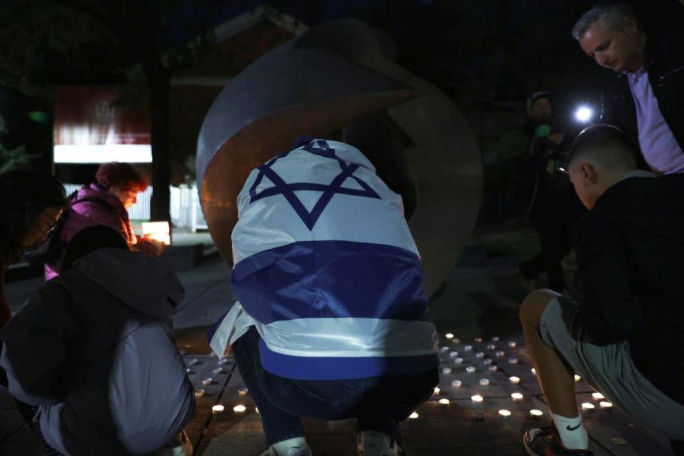 Свещи в памет на загиналите в Израел след терористичната атака