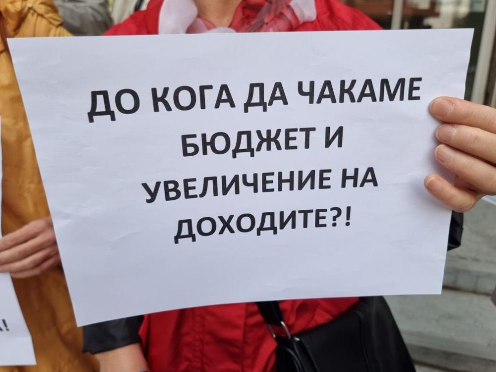 Работници и служители от НСИ протестират в страната като етап