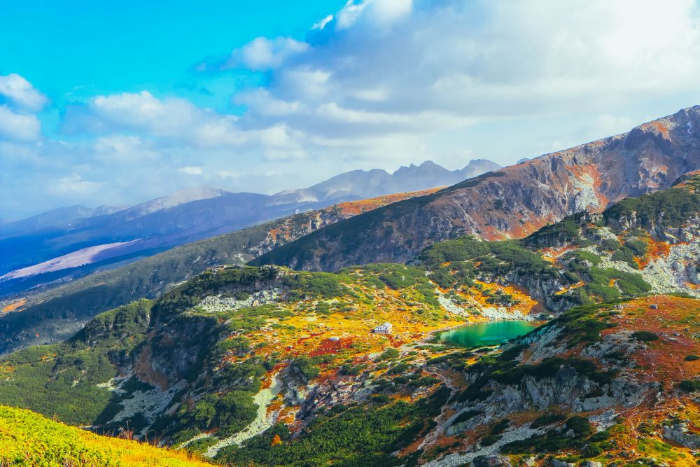 <em><strong>1. Седемте рилски езера</strong></em><br>
<br>
Това е най-посещаваната от туристи от цял свят, езерна група в България и е един от 100-те национални туристически обекта. Когато и да отидете там - със сигурност си заслужава.<img alt=