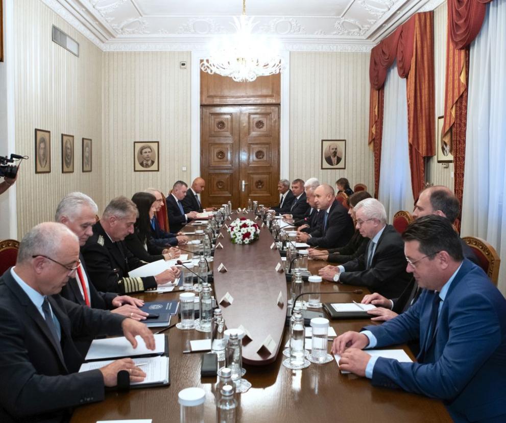 Приключи консултативната среща, която президентът Румен Радев свика на Дондуков