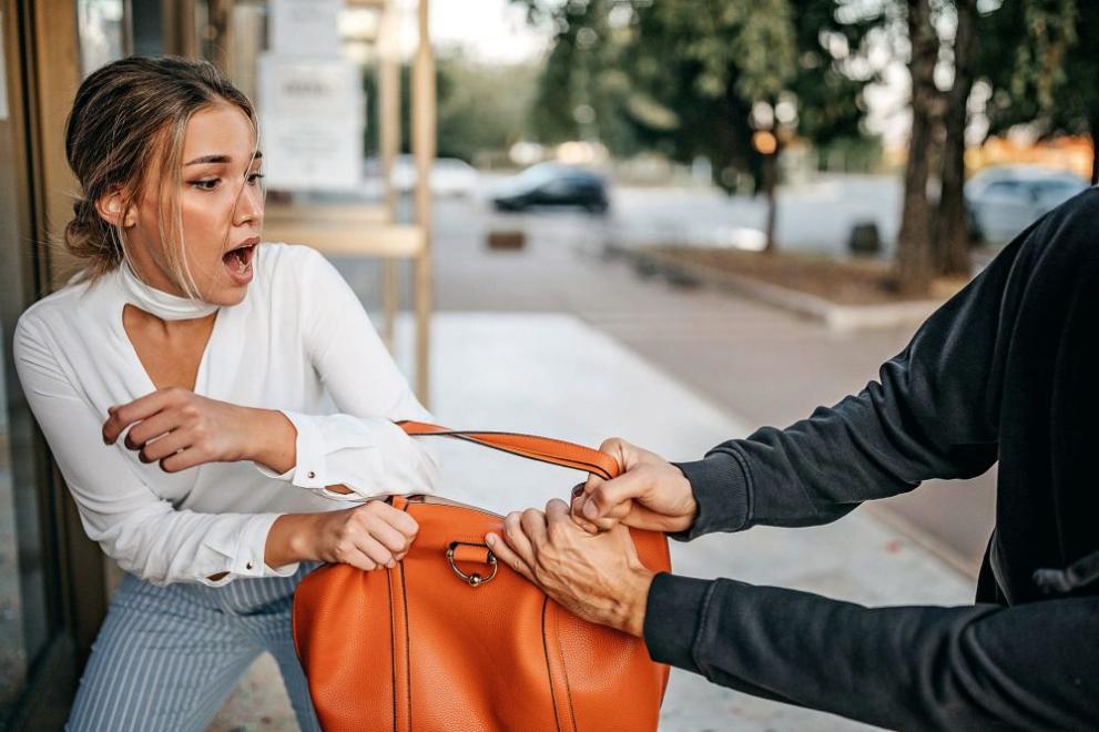 Нагъл грабеж в Сливен, мъж отне със сила портмонето на