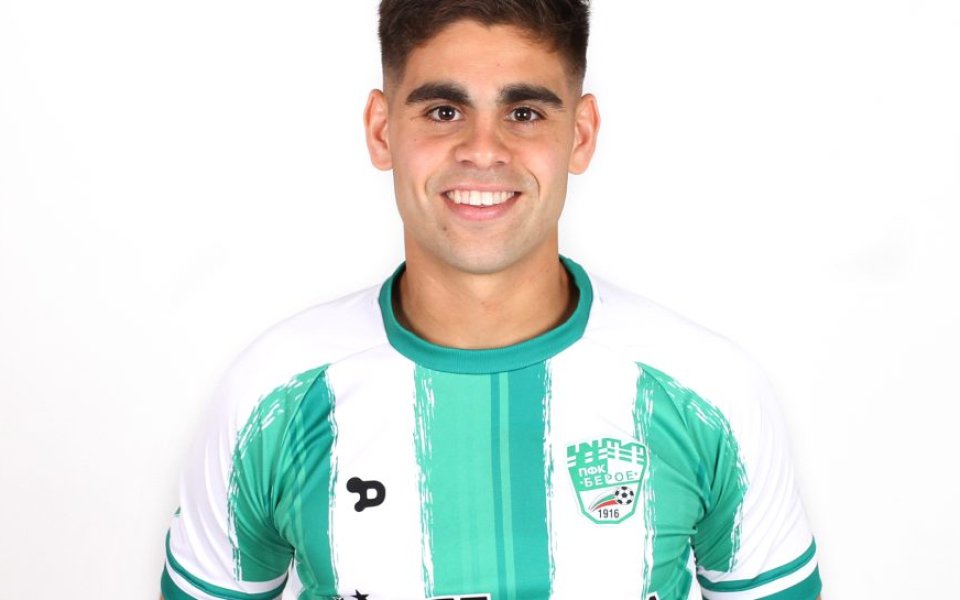 Левият краен бранител на Берое Енцо Еспиноса претърпя операция и