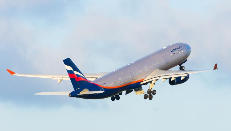 руски самолет Русия - ОПАСЕН ИНЦИДЕНТ: Колесник се подпали при излитане на пълен с пътници самолет (ВИДЕО)