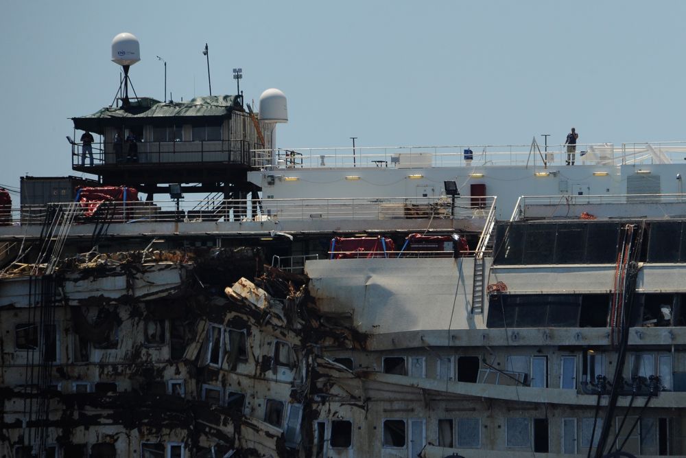 Costa Concordia потъна в океана на 13 януари 2012 г. Според Vanity Fair той стана най-големият пътнически кораб, разбиван някога, с почти двойно повече хора на борда, отколкото на Титаник. 