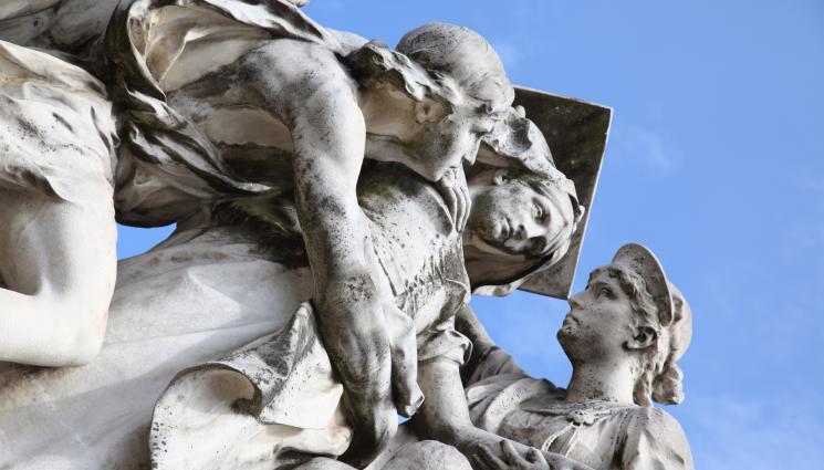 статуи - Доброжелателни фантоми помагат на клетници, озовали се на ръба между живота и смъртта