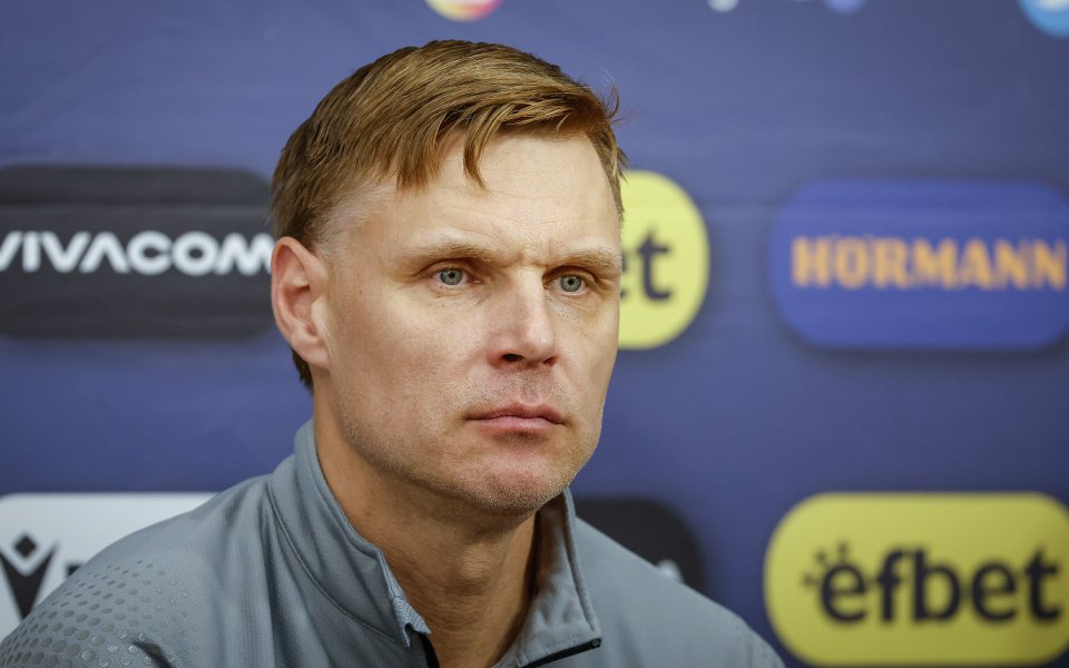 Селекционерът на Латвия – Едгарас Янкаускас, говори пред медиите по