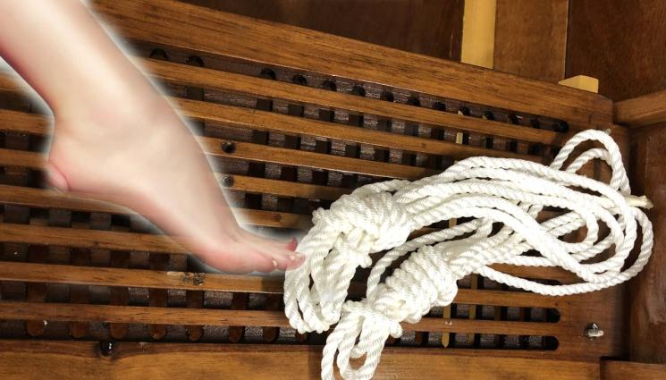 крак въже - ГАВРА: 12-годишни момичета завързаха човек с увреждания за пейка, карат го да им целува краката