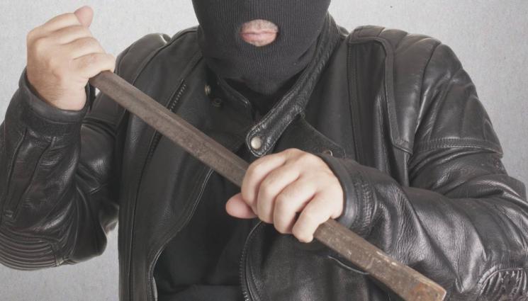 метален прът - УЖАСЪТ НЯМА КРАЙ! Рецидивист смля жена от бой, налагал я с железен прът