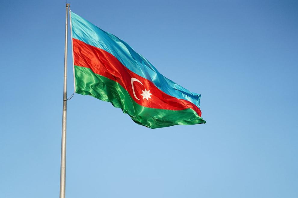Президентът на Азербайджан Илхам Алиев издигна знамето на страната си