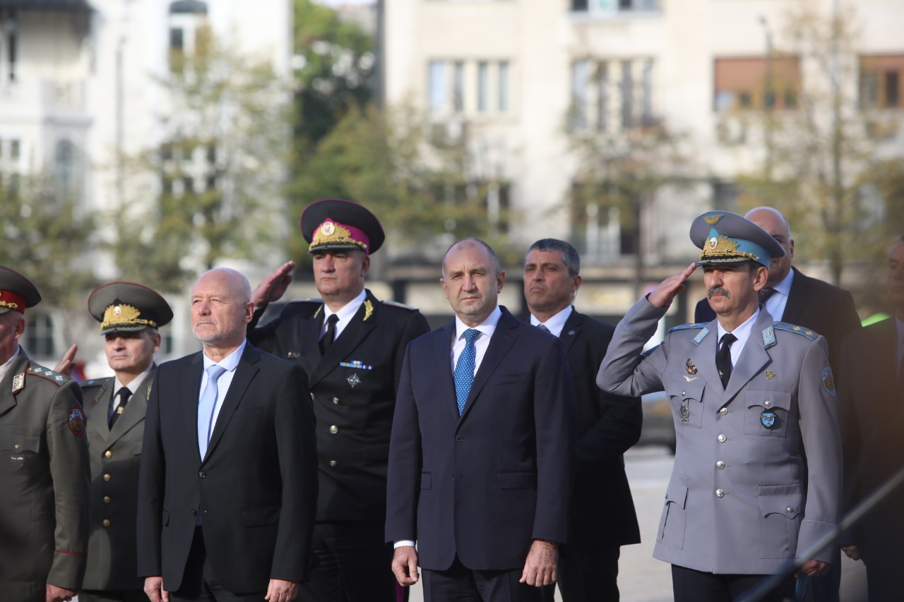 <p>Държавният глава Румен Радев, министърът на отбраната Тодор Тагарев и заместник-началникът на отбраната генерал-лейтенант Михаил Попов участваха в отбелязването на 111-ата годишнина от първия боен полет на военната авиация и празника на Военновъздушните сили</p>