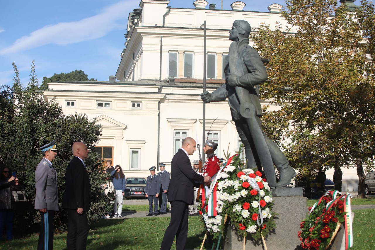 <p>Държавният глава Румен Радев, министърът на отбраната Тодор Тагарев и заместник-началникът на отбраната генерал-лейтенант Михаил Попов участваха в отбелязването на 111-ата годишнина от първия боен полет на военната авиация и празника на Военновъздушните сили</p>