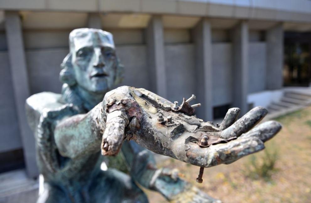 Вандали поругаха статуята на Николай Коперник пред сградата наНародната астрономическа