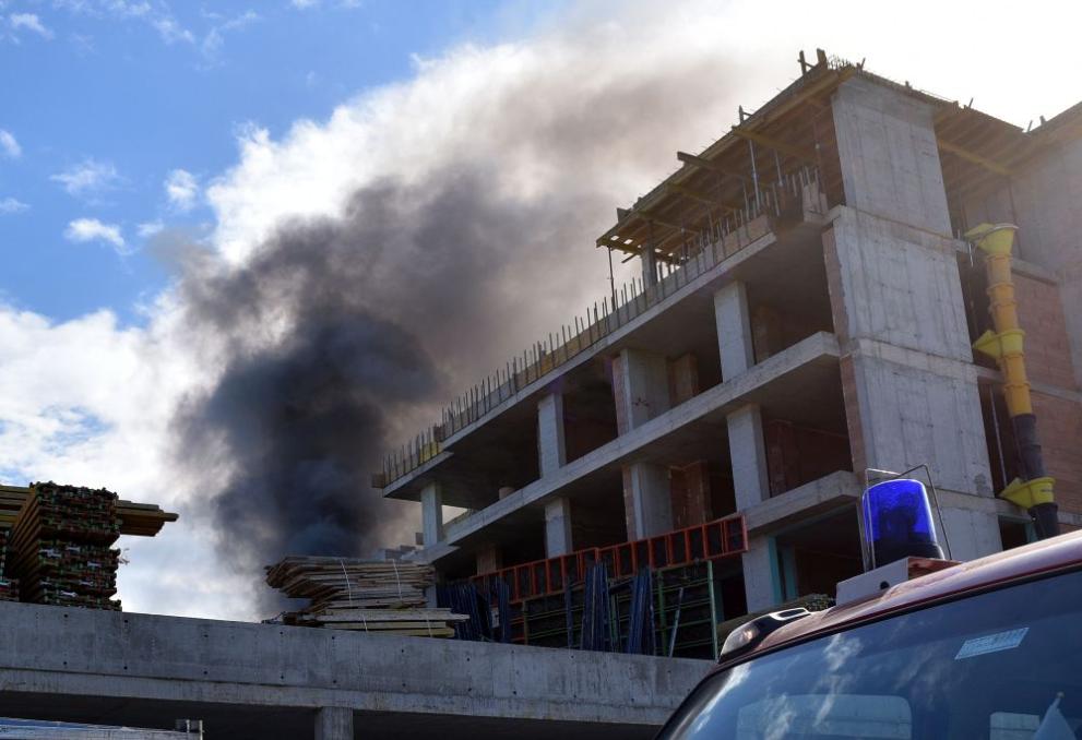 Изолационни материали пламнаха на строеж до курорта Св.св. Константин и