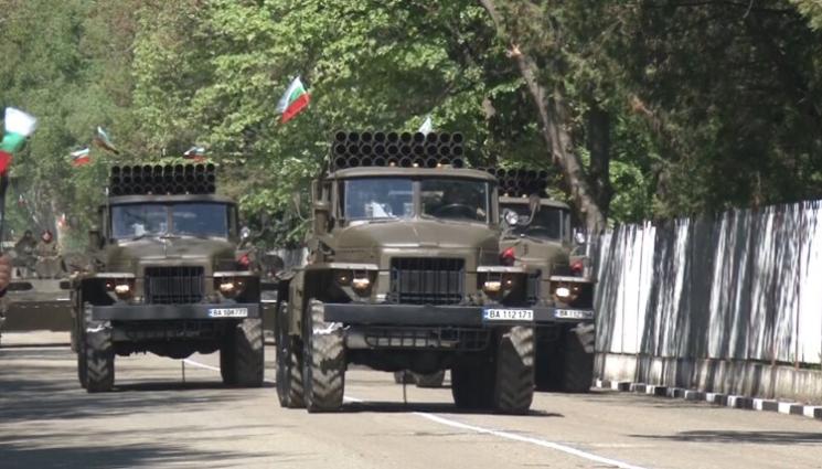 военни - Военни колони минават през България!