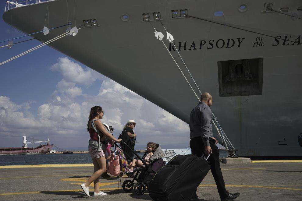 Десетки американски граждани пристигнаха рано днес от Израел в Кипър