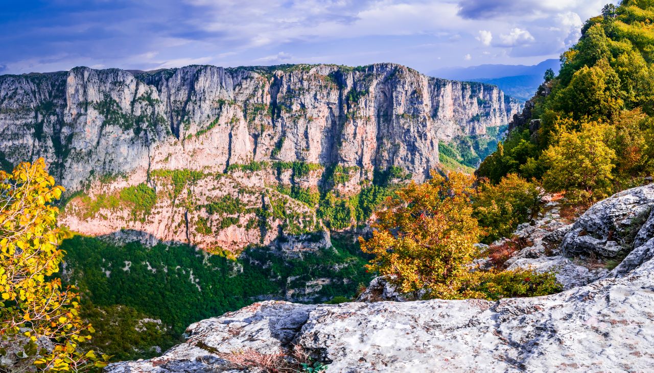 <p><strong>Планината Пинд и ждрелото Викос в Гърция</strong>&nbsp;- Грандиозна и сюрреалистична е планината Пинд в Северна Гърция. Това е един от най-хипнотизиращите пейзажи в страната. На място ще може да се насладите на дефилето Викос. Според фолклора два огромни дракона някога са живели в планините.</p>