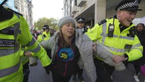 Полицията на Великобритания задържа борещата се за климата Грета Тунберг