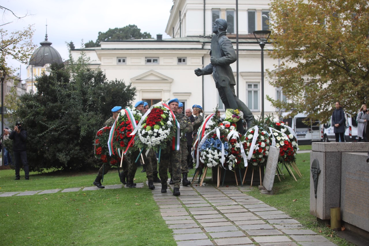 <p>Пред паметната плоча на загиналите парашутисти на площад &bdquo;Народно събрание&ldquo; се провежда военен ритуал с поднасяне на венци и цветя, по повод Празника на военните парашутисти.</p>