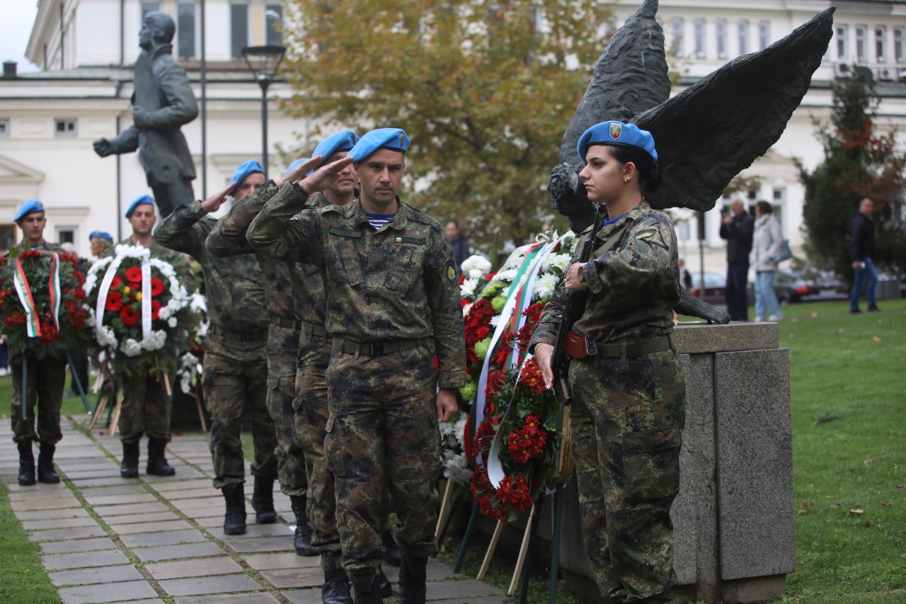 <p>Пред паметната плоча на загиналите парашутисти на площад &bdquo;Народно събрание&ldquo; се провежда военен ритуал с поднасяне на венци и цветя, по повод Празника на военните парашутисти.</p>