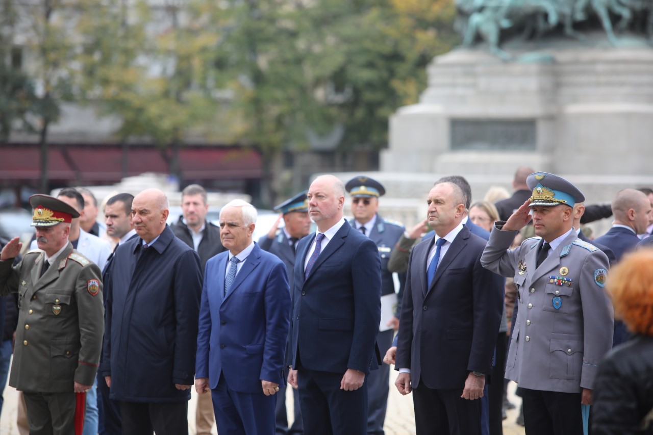 <p>Пред паметната плоча на загиналите парашутисти на площад &bdquo;Народно събрание&ldquo; се провежда военен ритуал с поднасяне на венци и цветя, по повод Празника на военните парашутисти.</p>