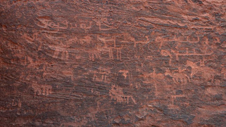 "Карта на съкровище, обречена на гибел": Откриха гравирана гигантска скала