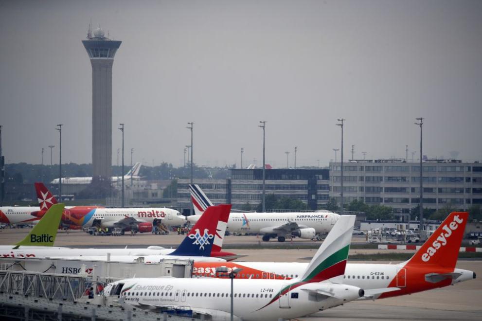 Осем регионални летища във Франция са евакуирани, след като са