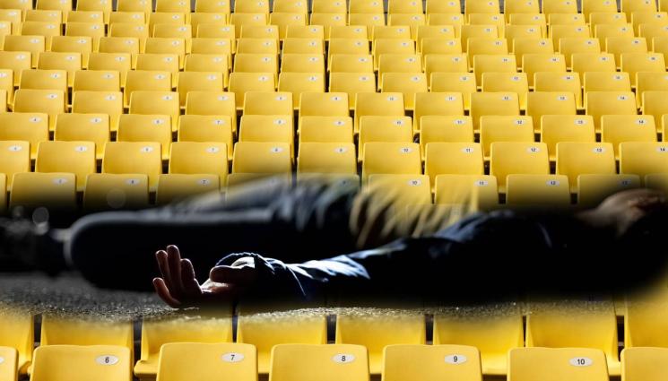 тяло Хановер - ХОРЪР! Мъртвец изправи косите на бачкатори на стадион, лежал дълго под трибуната