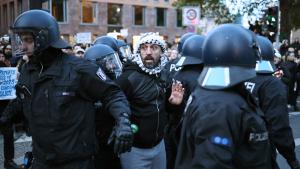 65 полицаи са били ранени по време на нощните протести