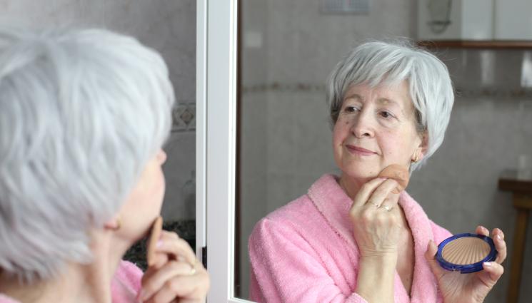 жена огледало - ЗЛАТНО ВРЕМЕ: Защо ни руменеят бузите?