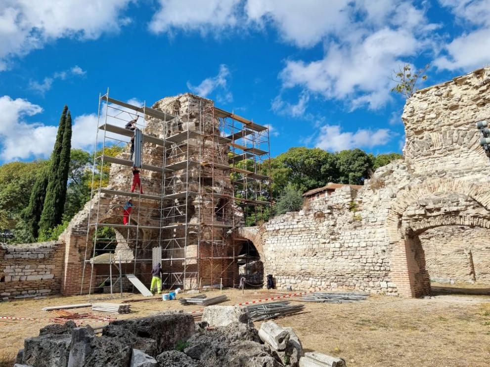 Започна аварийно укрепване на кулата в емблематичните за Варна Римски