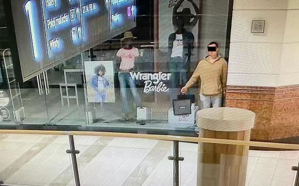 Мъж обра бижута от мол в Полша, като преди това