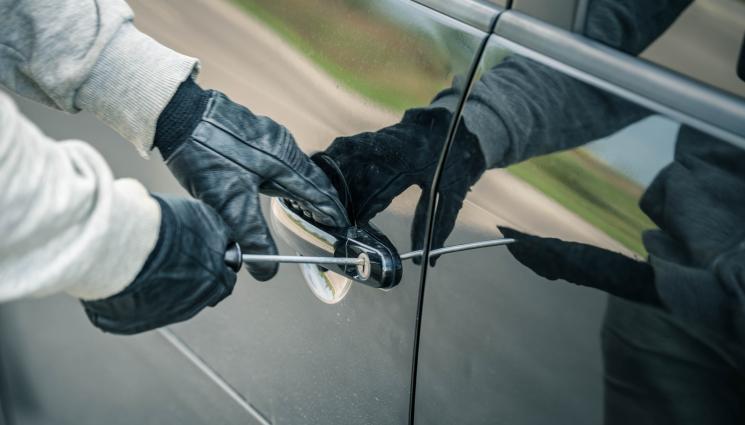 кражба кола автоджамбазин автокрадец - НАКАРА ГИ ДА МУ ЗАВИЖДАТ: Хлапе сложи в малкия си джоб всички автоджамбази!