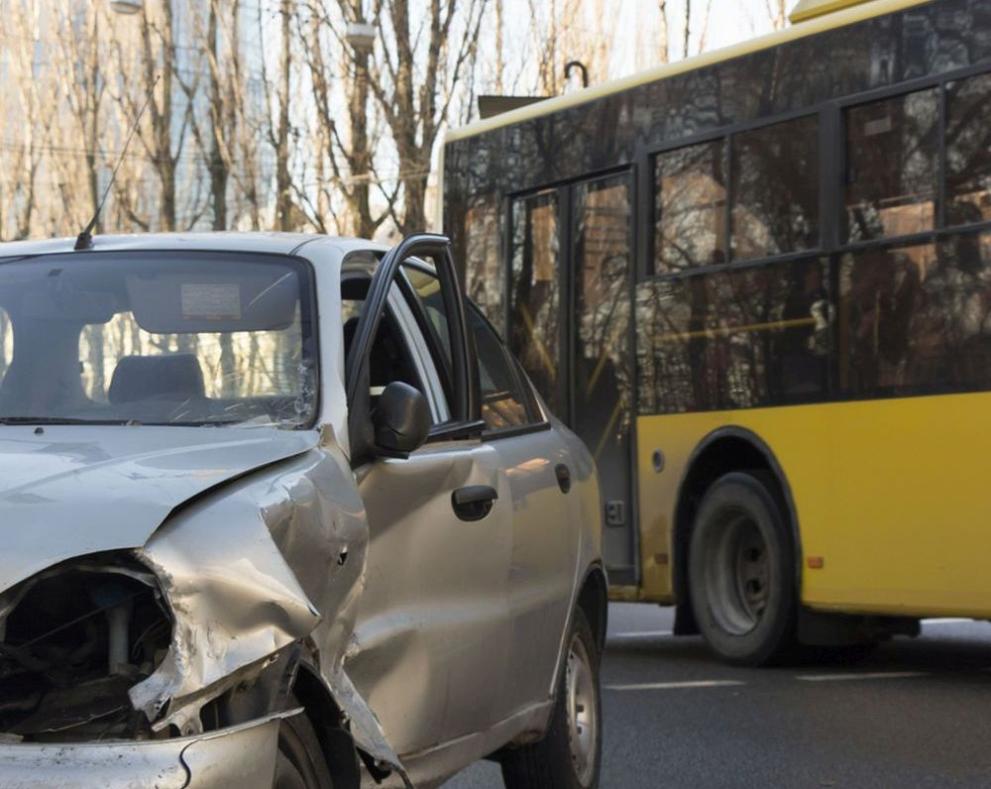 72-годишен шофьор от Бургас не видял спрял на спирка в