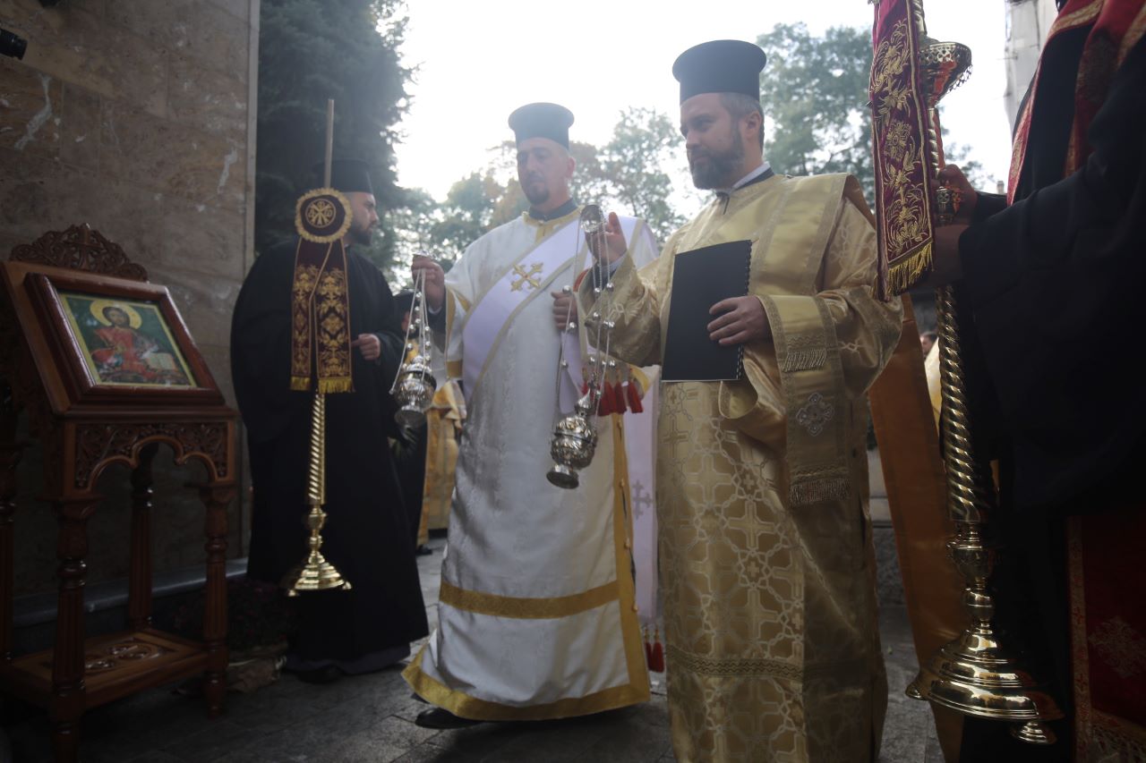 <p>В митрополитския храм &quot;Св. великомъченица Марина&quot;, в двора на Софийската света митрополия, Негово Светейшество Софийският митрополит и български патриарх Неофит посрещна частица от мощите на св. Евтимий - патриарх Търновски.</p>