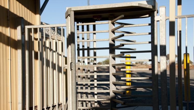 турникет стадион Ботев Пловдив - Върни си ми турникета, майна! Ботев Пловдив си иска обратно джаджите