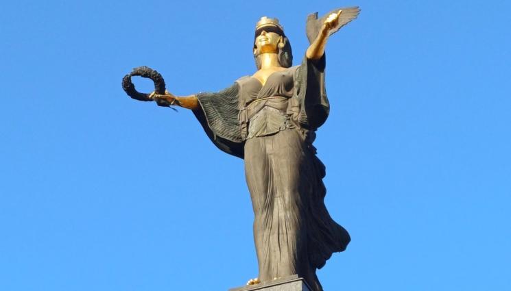 Света София - БЕЗОБРАЗИЕ: Запалиха треви и боклуци около статуята на Света София! (ВИДЕО)