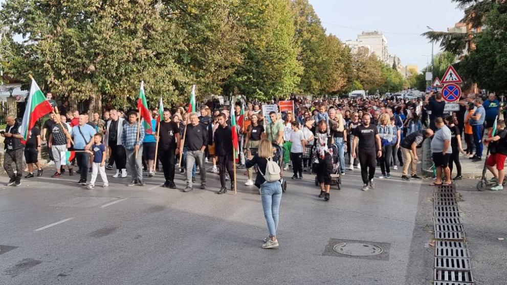 Стотици жители на Харманли излязоха днес на протест срещу Регистрационно-приемателния