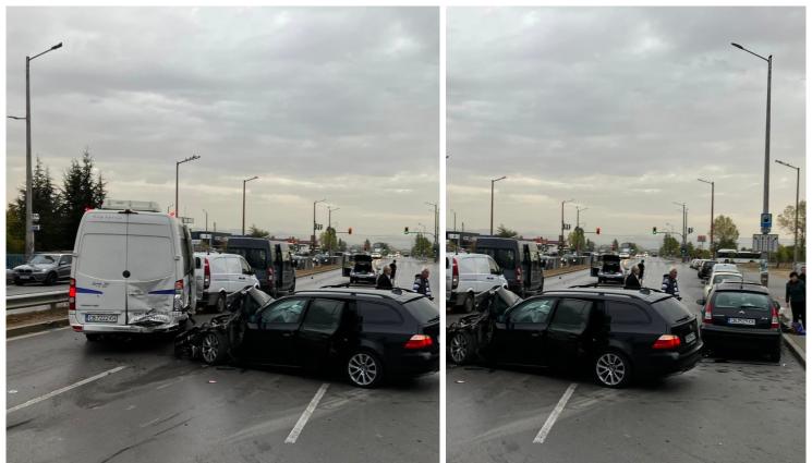 катастрофа - ВОЙНАТА ПО ПЪТИЩАТА: Шестима пострадали при адско меле в столицата