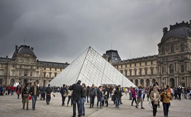 Три дни след обира на века Лувърът отвори врати
