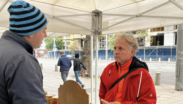 къци вапцаров - Агро Телеграф: Шоулегендата Къци Вапцаров гледа кошери