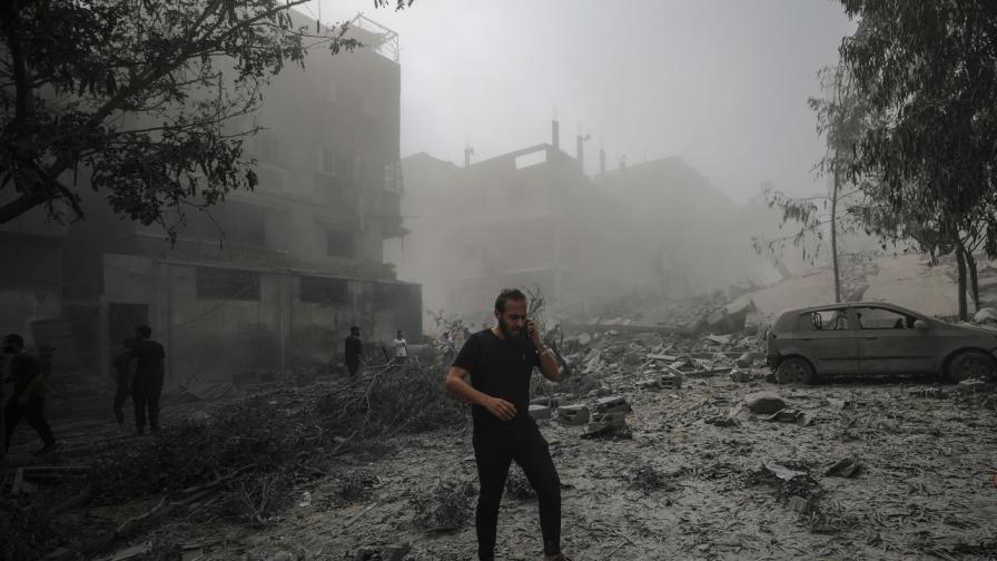 Палестинци проверяват разрушен район след израелски въздушни удари в град Газа, 23 октомври 2023 г. По данни на Израелските сили за отбрана (IDF) и Палестинската здравна служба повече от 4700 палестинци и над 1400 израелци са били убити, откакто бойците на "Хамас" започнаха нападение срещу Израел от Ивицата Газа на 07 октомври
