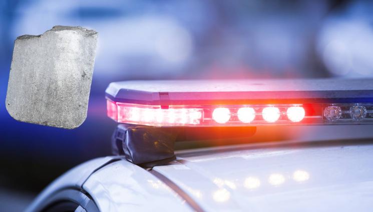 бой с камъни - ЧУДОВИЩНО: Гамен помля крака на жена с камък