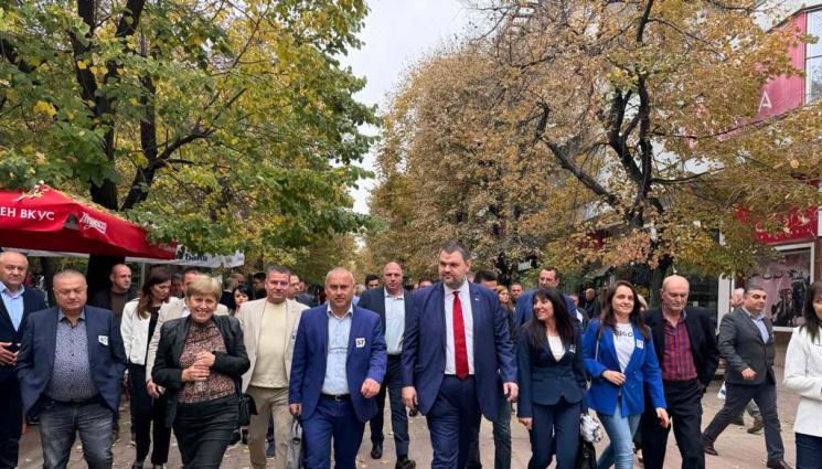Делян Пеевски - Делян Пеевски, съпредседател на ПГ на ДПС от Шумен : Дойдох при вас, за да ви чуя. Бъдете спокойни и уверени и ще имаме добри резултати на изборите в неделя
