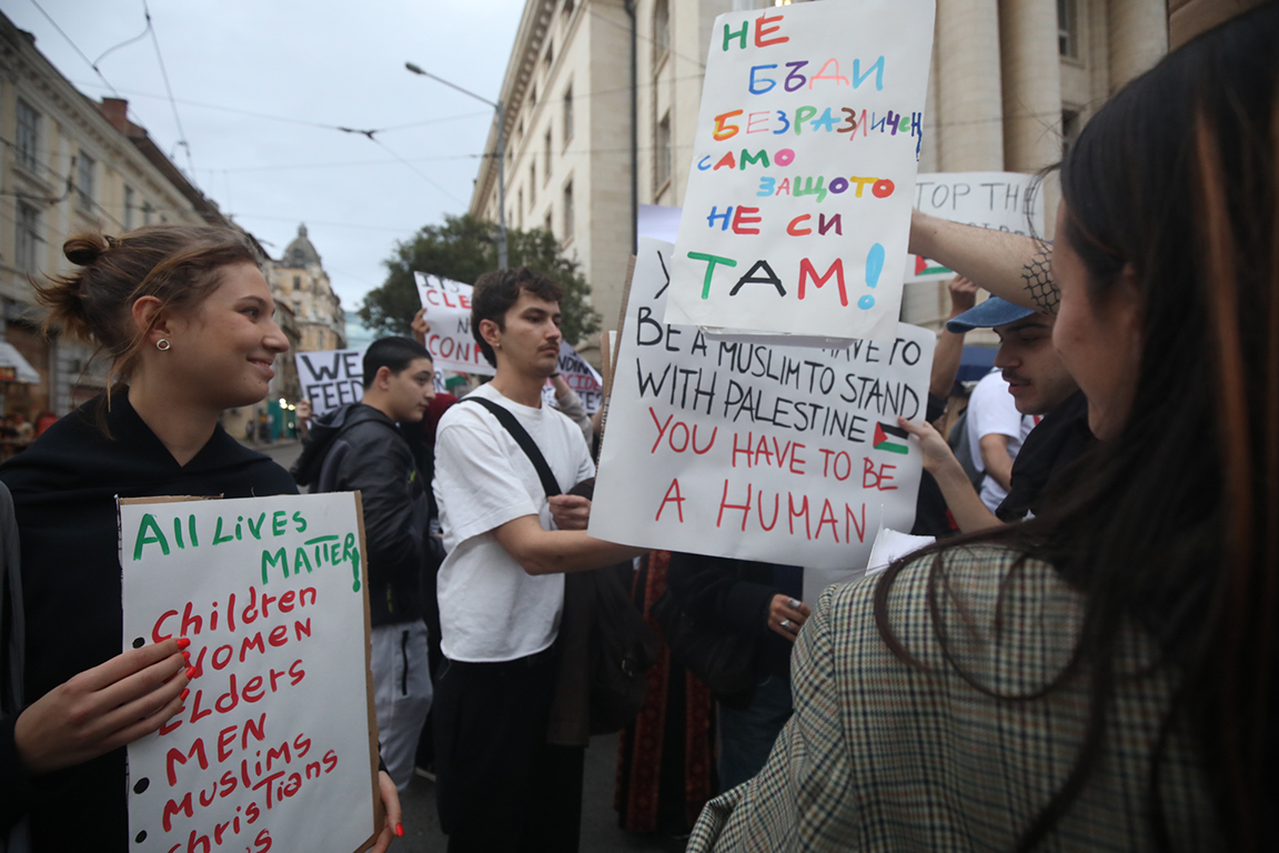 <p>Стотици се събраха на протест в защита на палестинския народ в центъра на София тази вечер</p>